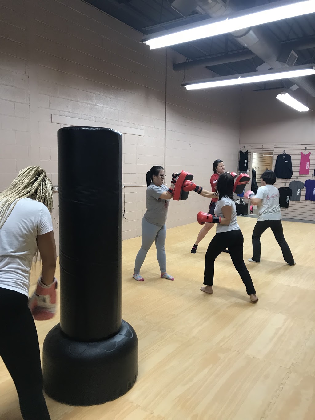 Evolve Kickboxing- Kickboxing for Women | 3120 Glen Erin Dr, Mississauga, ON L5L 1R6, Canada | Phone: (416) 460-1808