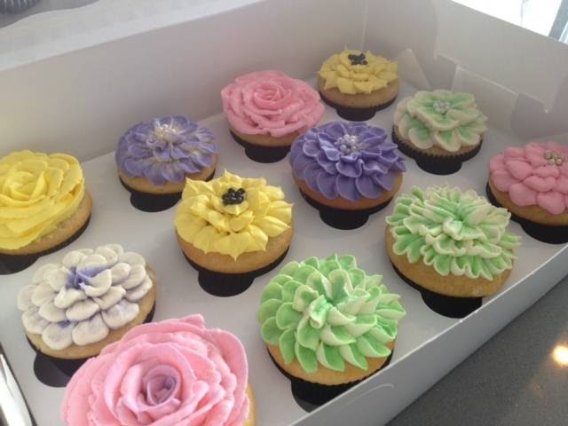 Dolled Up Cupcakes | Meadowvale Town Centre Cir Unit MO2B, Mississauga, ON L5N 4B7, Canada | Phone: (905) 817-0888