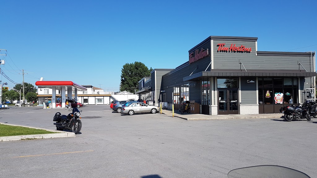 Couche-Tard | 731 Boulevard Saint Laurent E, Louiseville, QC J5V 1J1, Canada | Phone: (819) 228-5892