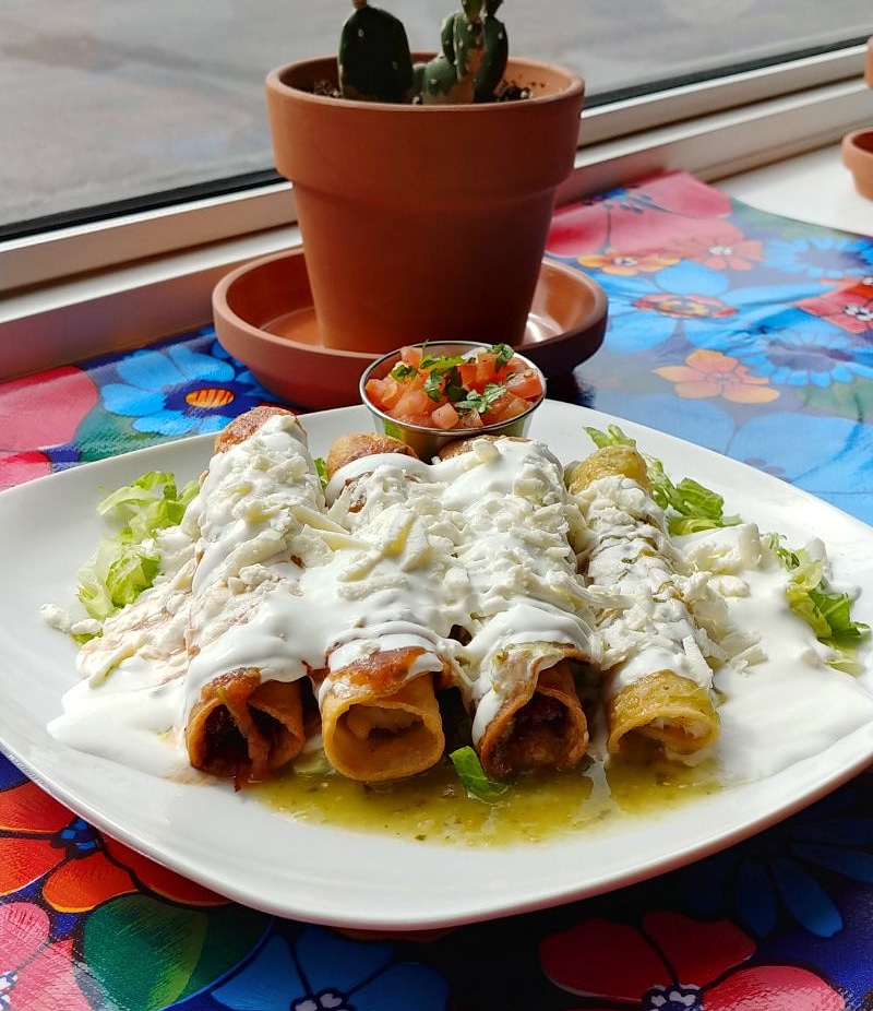 Chilaquiles | 381 Montreal Rd, Vanier, ON K1L 6A8, Canada | Phone: (613) 699-7100