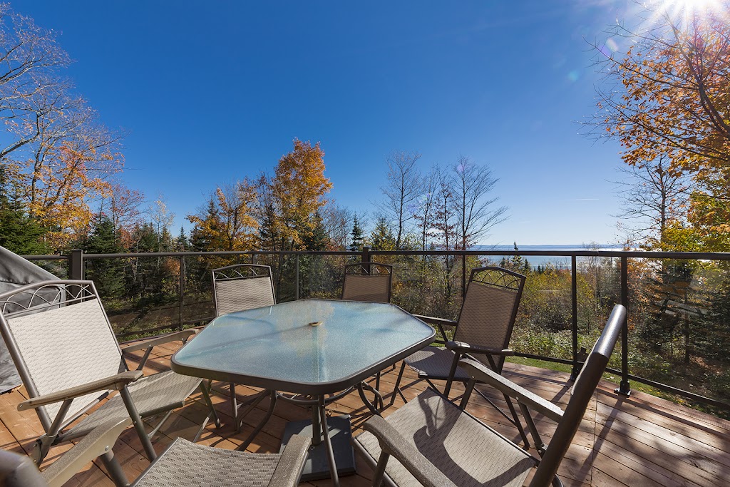 Chalet Repère du Massif | 13 Prom. du Saint-Laurent, Petite-Rivière-Saint-François, QC G0T 2L0, Canada | Phone: (514) 891-6154