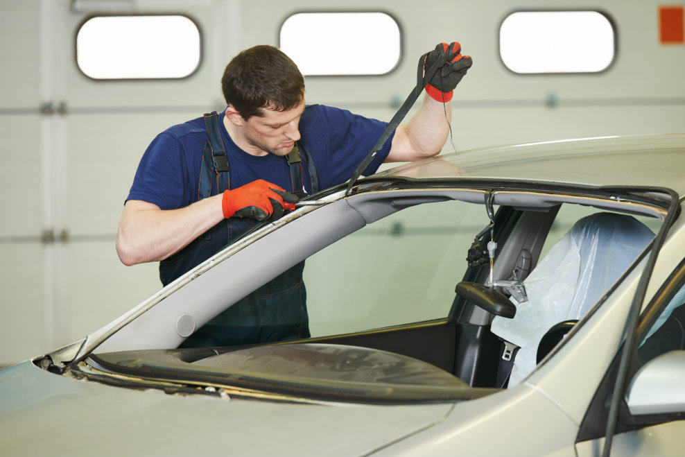 Etobicoke Auto Glass Repair | 23 Bergamot Ave #6, Etobicoke, ON M9W 1W1, Canada | Phone: (416) 945-9323