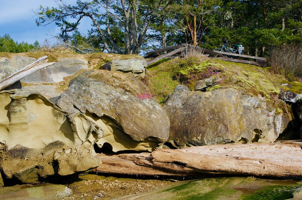 Descanso Bay Regional Park | 595 Taylor Bay Rd, Gabriola, BC V0R 1X1, Canada | Phone: (250) 247-8255