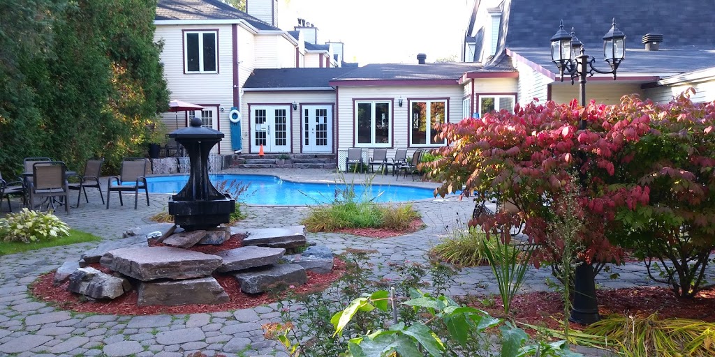 Le Relais St-Denis | 61 Avenue St Denis, Saint-Sauveur, QC J0R 1R4, Canada | Phone: (450) 227-4766