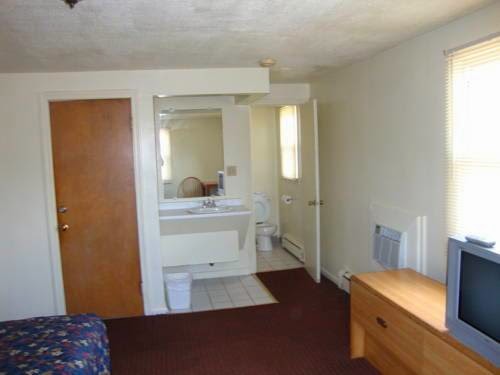 Pelican Motel | 6817 Niagara Falls Blvd, Niagara Falls, NY 14304, USA | Phone: (716) 283-2278