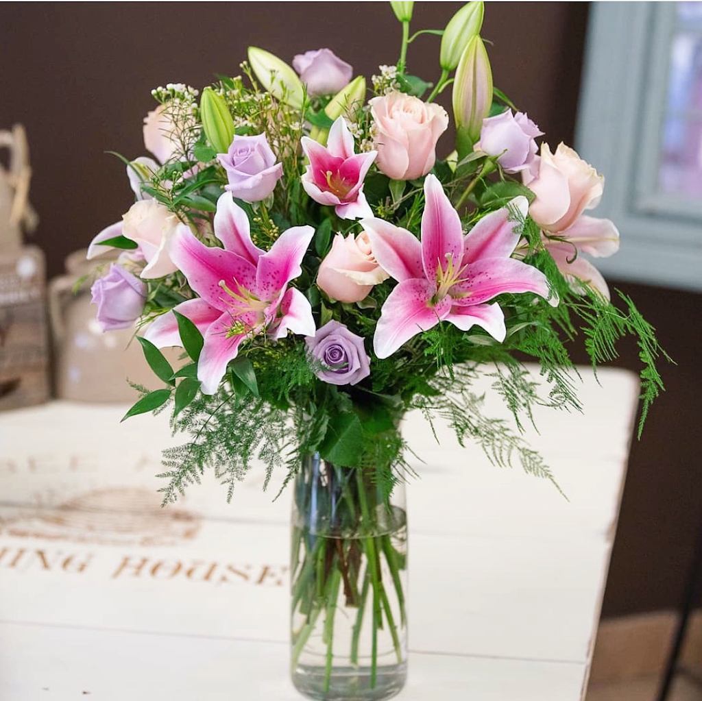 Napanee Blooms | 20 Dundas St E, Napanee, ON K7R 1H6, Canada | Phone: (613) 354-5626