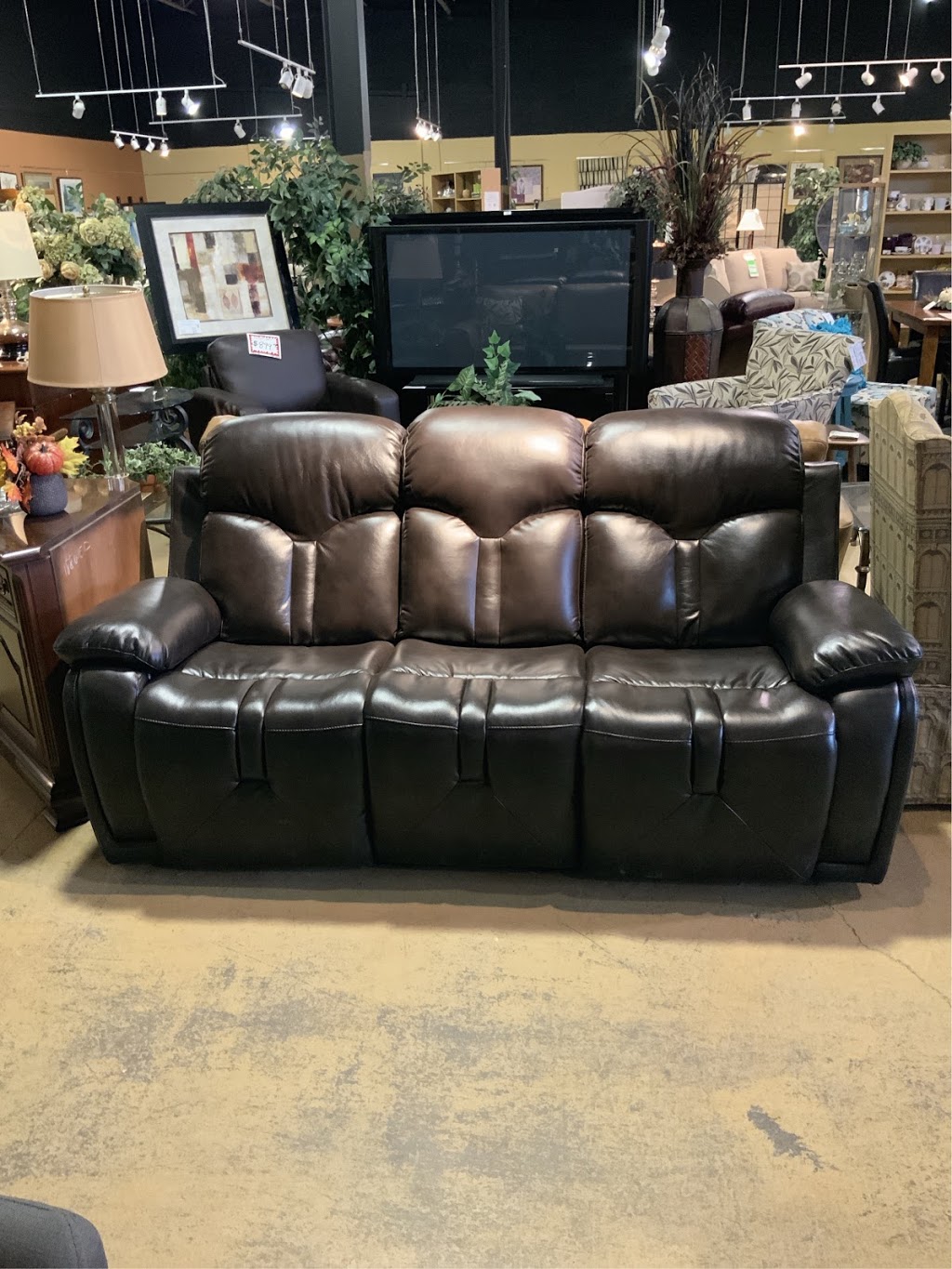 Total Home Consignment | 1860 Bank St #4, Ottawa, ON K1V 7Z8, Canada | Phone: (613) 746-5004