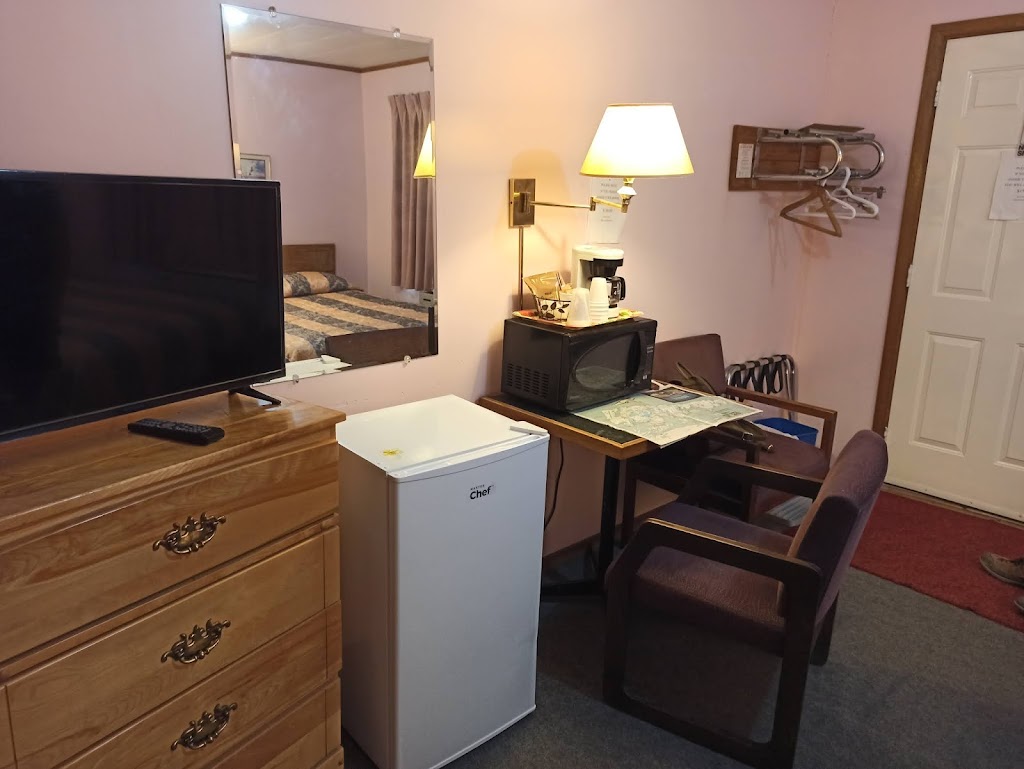 Mindemoya Motel | 6375 ON-542, Mindemoya, ON P0P 1S0, Canada | Phone: (705) 377-4779