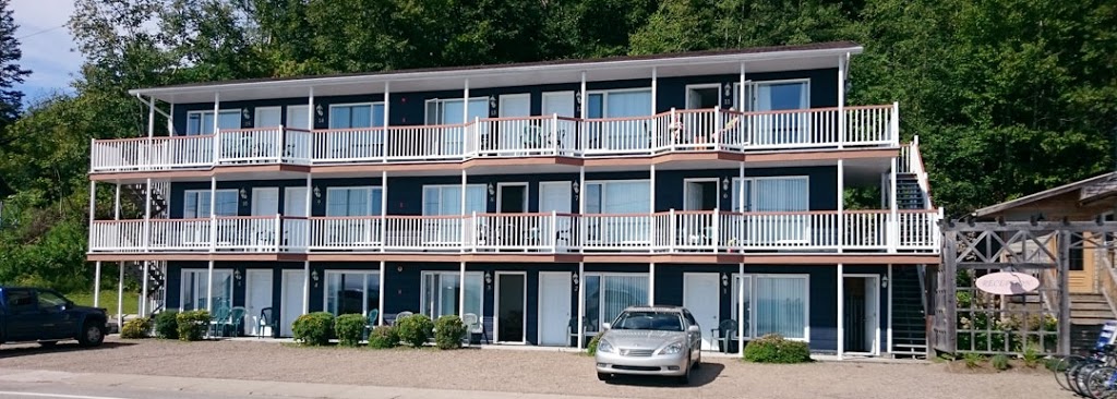 Restaurant Motel de la Plage | 150 Chemin des Bains, Saint-Irénée, QC G0T 1V0, Canada | Phone: (418) 452-9266