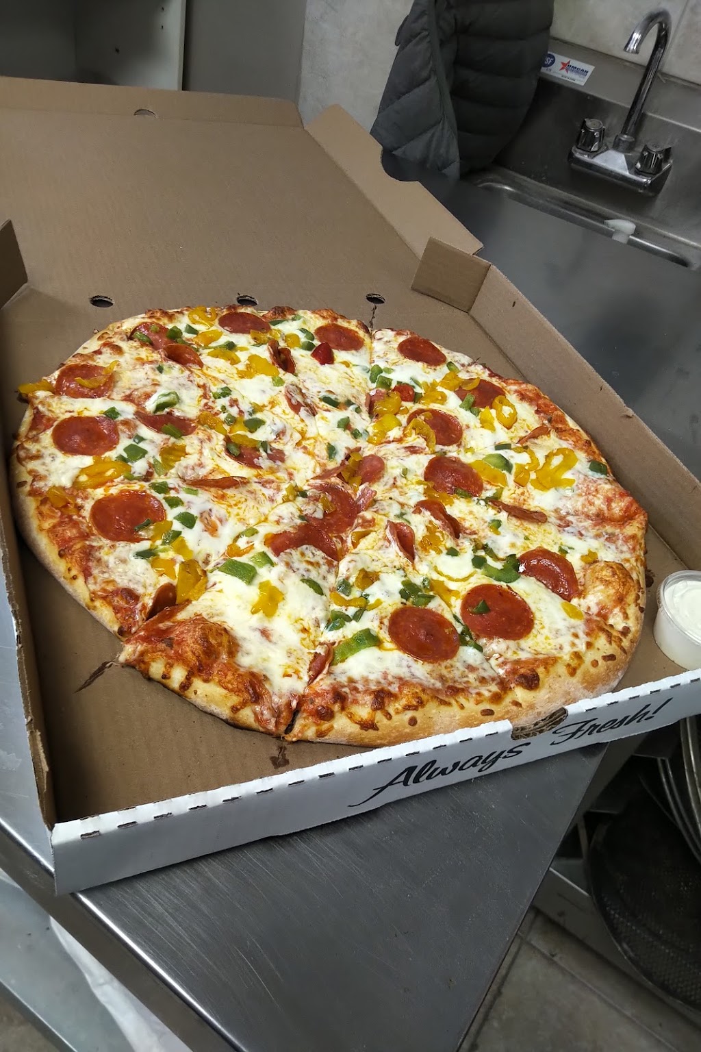 Famous Pizza | 28 Queen St W, Cambridge, ON N3C 1G1, Canada | Phone: (519) 220-1295