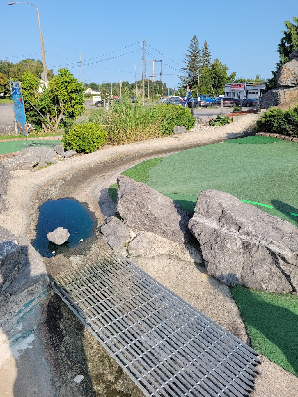 Mer Bleue Miniputt | 3708 Navan Rd, Navan, ON K4B 1H9, Canada | Phone: (613) 824-7900