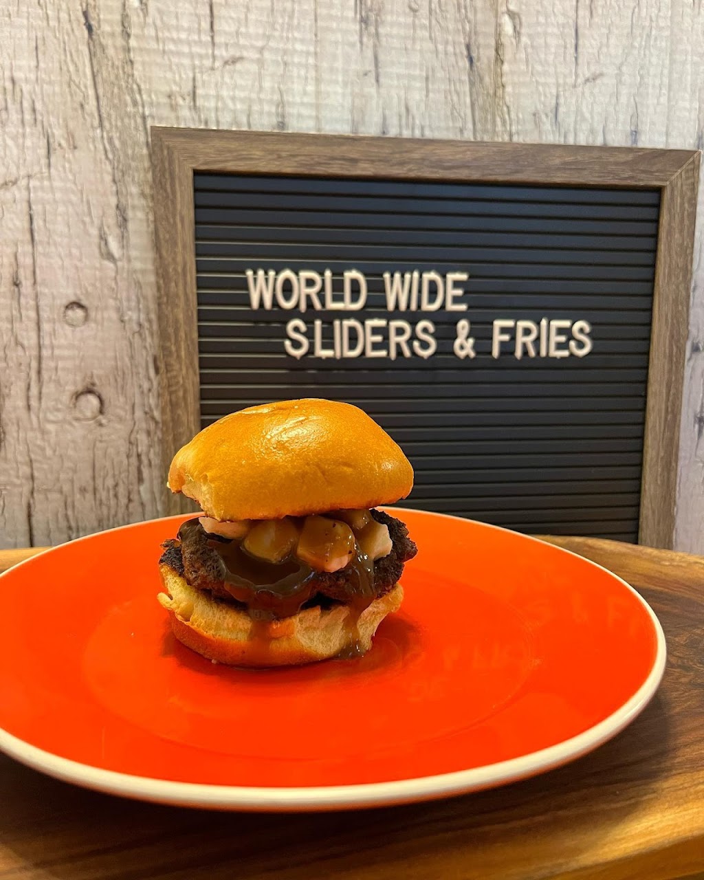 World Wide Sliders and Fries | 1993 ON-15, Kingston, ON K7L 4V3, Canada | Phone: (343) 580-5737