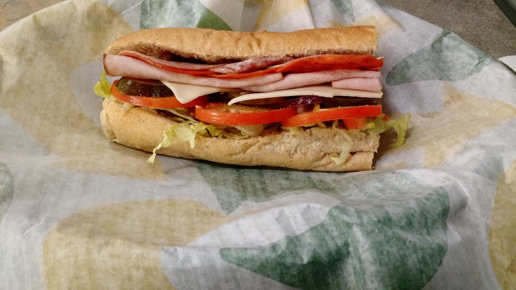 Subway | 2140 McPhillips St, Winnipeg, MB R2V 3C8, Canada | Phone: (204) 940-5556