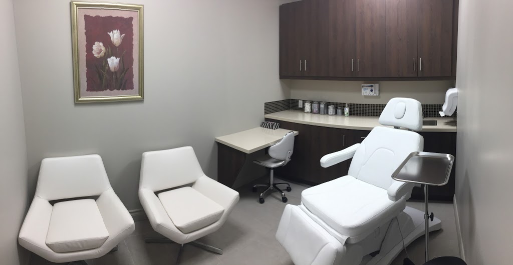 Allaura Medical Center and Pharmacy | 2 Allaura Blvd unit 11-12, Aurora, ON L4G 3S5, Canada | Phone: (905) 713-1717