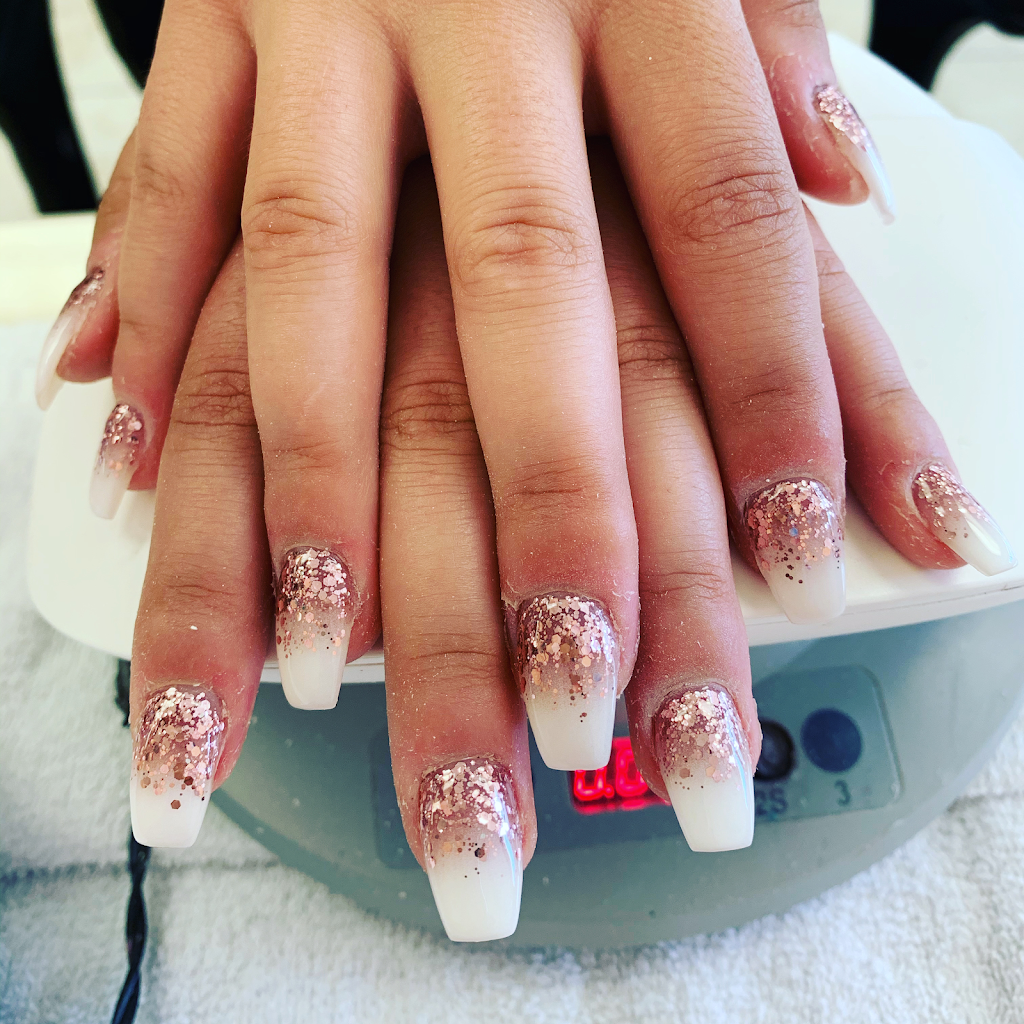 Julias nail salon | 27 Woodlawn Rd W, Guelph, ON N1H 1G8, Canada | Phone: (519) 763-9998