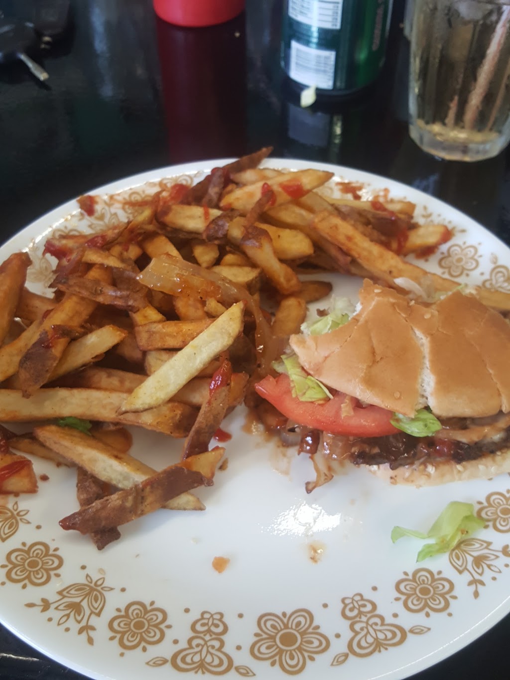 Cravin A Burger | 121 King St, Burford, ON N0E 1A0, Canada | Phone: (519) 449-9400