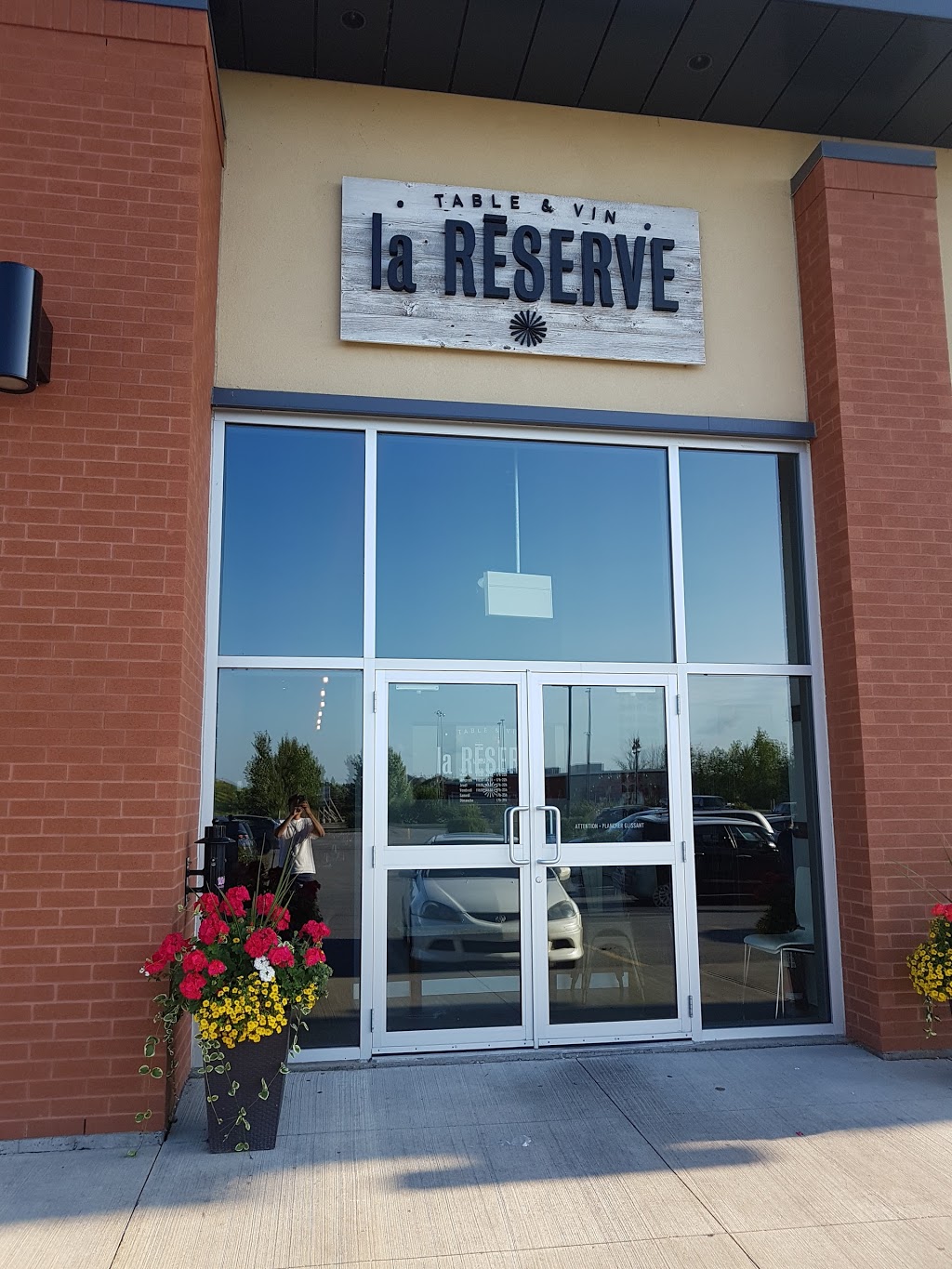 La réserve table et vin | 1 Boulevard de Sardaigne, Suite 101, Candiac, QC J5R 0L5, Canada | Phone: (450) 659-3781