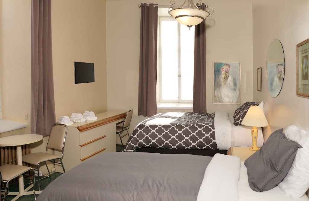 Hôtel le couvent | 370 Bd de la Montagne, Saint-Casimir, QC G0A 3L0, Canada | Phone: (418) 339-3232