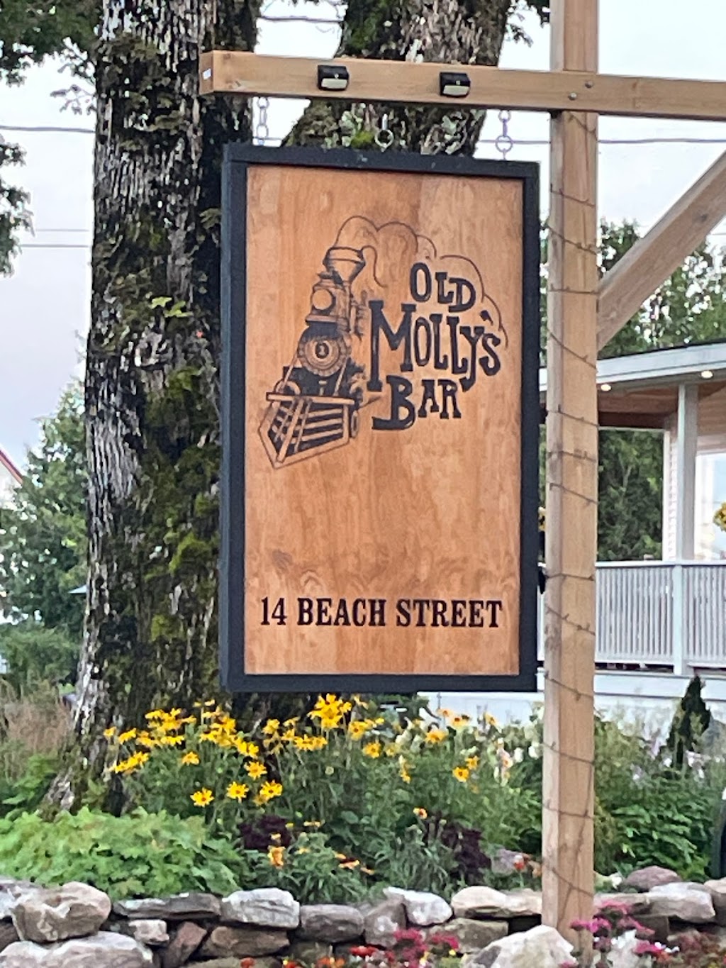 Old Mollys Bar | 14 Beach St, St. Martins, NB E5R 1C7, Canada | Phone: (506) 833-4485