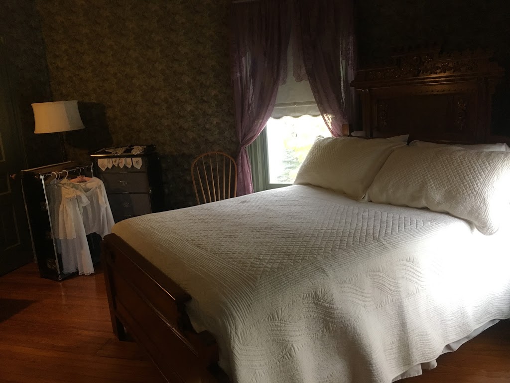 Yvettes Bed and Breakfast | 440 Emmeline St, Petrolia, ON N0N 1R0, Canada | Phone: (226) 886-3906