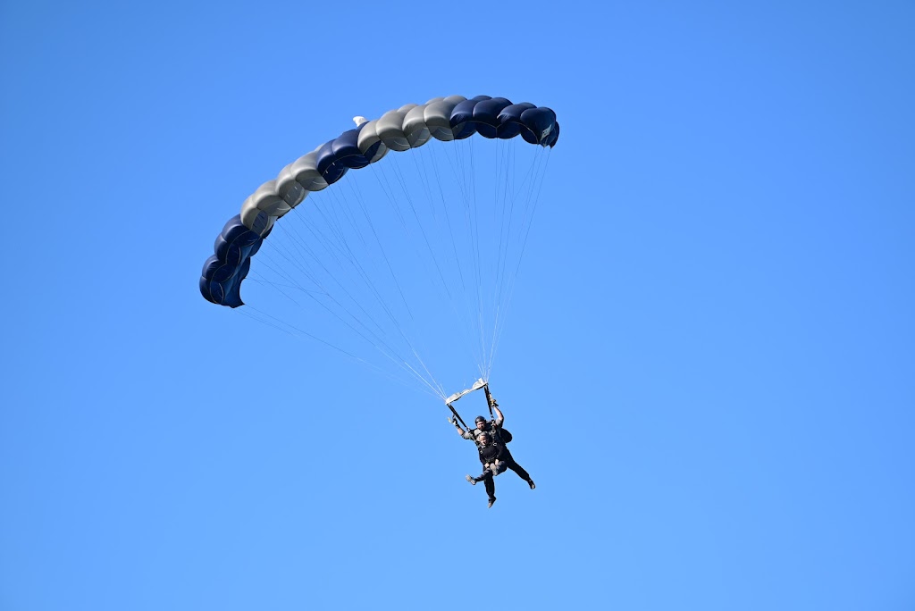 Parachutisme Adrénaline Saint-Jérôme | 881 Rue Lamontagne, Saint-Jérôme, QC J5L 1T8, Canada | Phone: (450) 438-0855