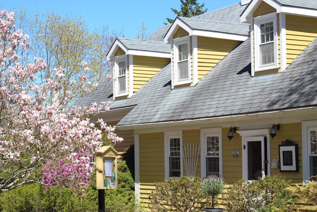 The Biscuit Eater Cafe and Books | 16 Orchard St, Mahone Bay, NS B0J 2E0, Canada | Phone: (902) 624-2665