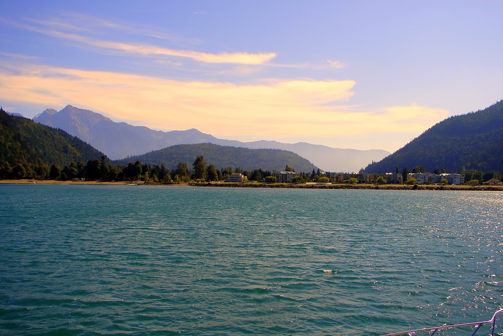 Harrison Lake Market | 196 Esplanade Ave, Harrison Hot Springs, BC V0M 1K0, Canada | Phone: (604) 796-2180