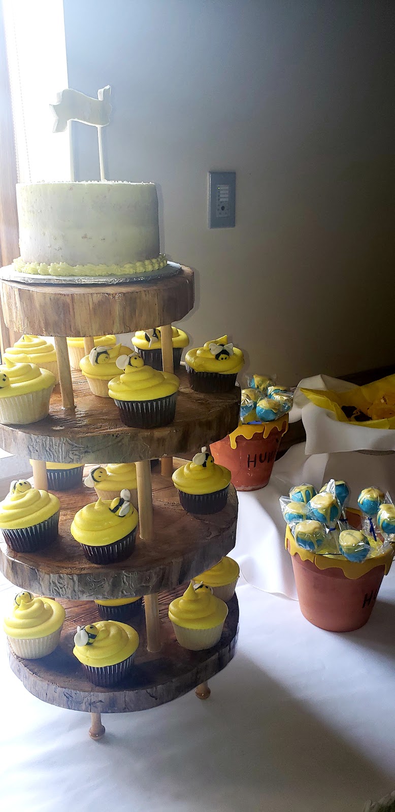 The Little House of Cupcakes and More | 108 Talbot St N, Essex, ON N8M 2C4, Canada | Phone: (519) 776-7721