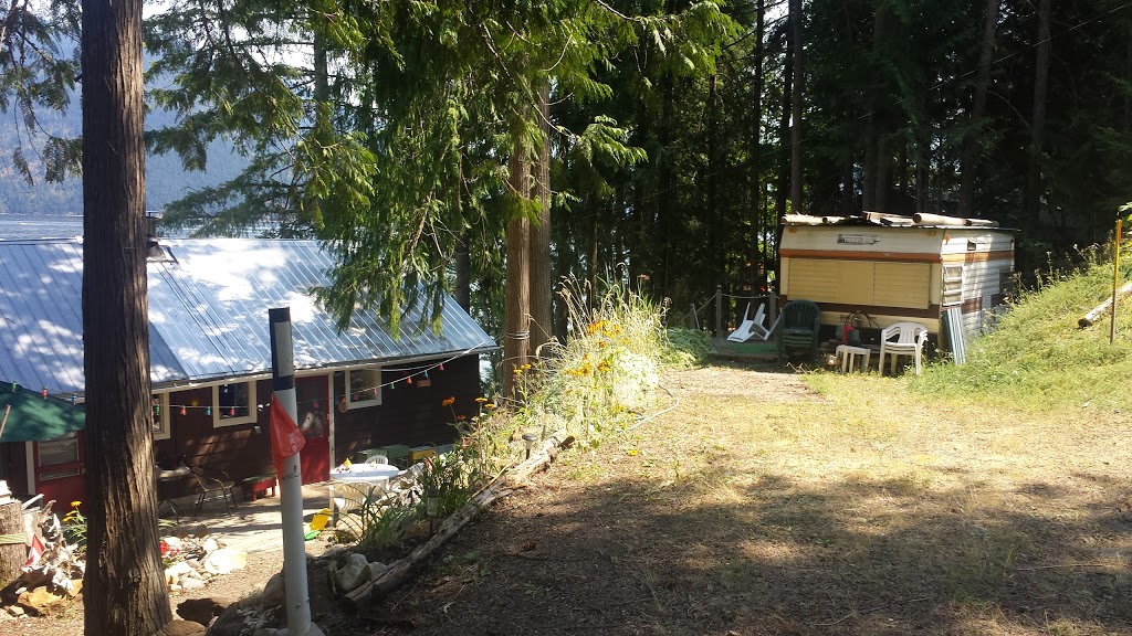 Totem Pole Resort & Marina | 7429 Sunnybrae-Canoe Point Rd, Tappen, BC V0E 2X0, Canada | Phone: (250) 835-4567