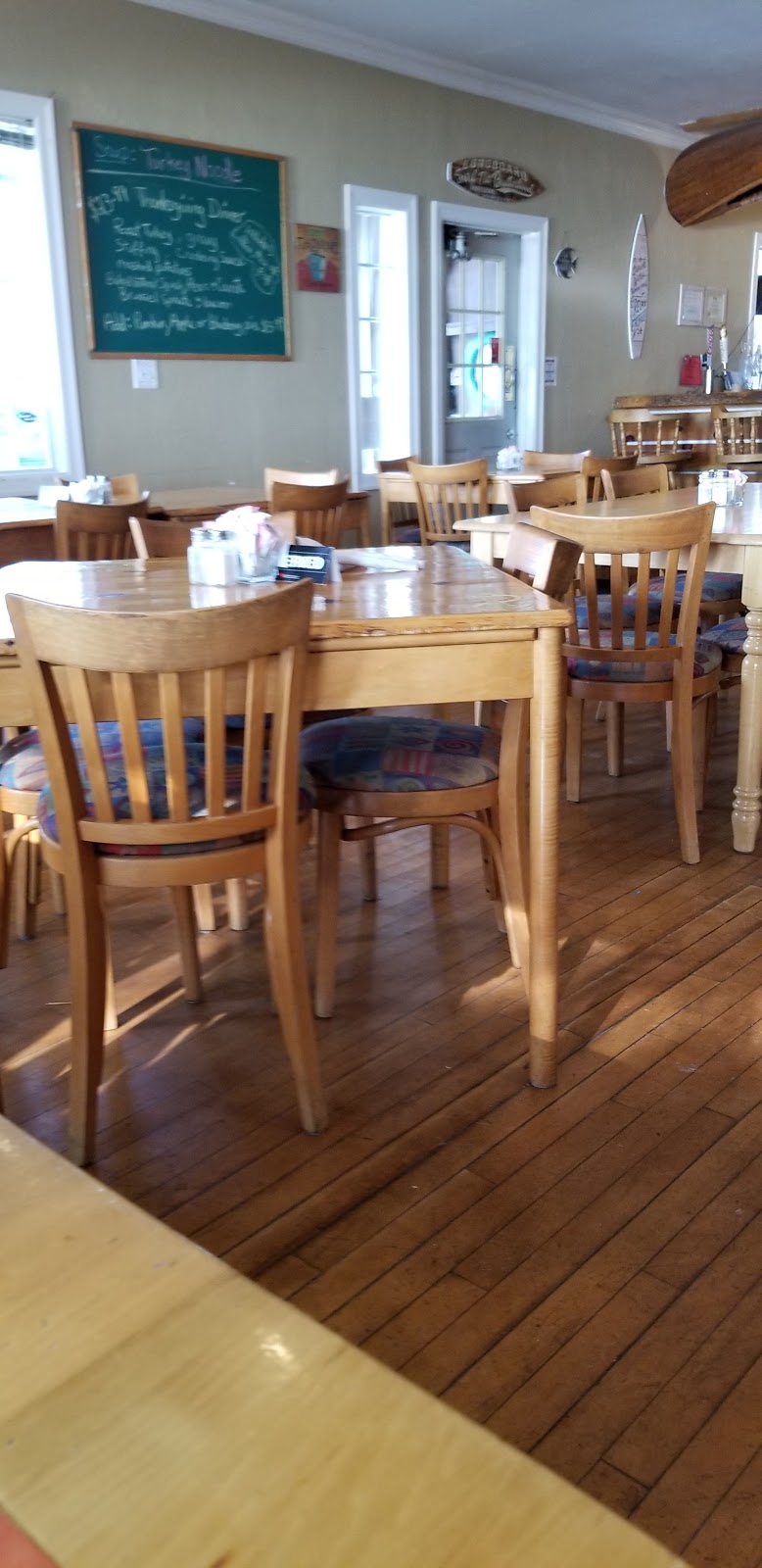 Surf Family Restaurant | 369 Balm Beach Rd W, Tiny, ON L0L 2J0, Canada | Phone: (705) 361-1612