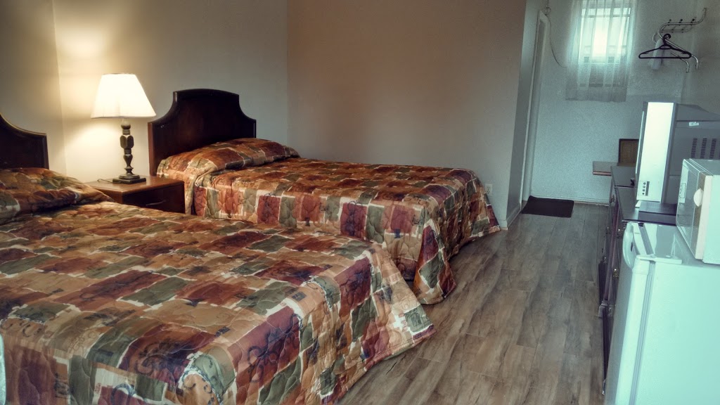 Carriage Inn Motel | 963 Hwy 7, Peterborough, ON K9J 6X7, Canada | Phone: (705) 740-0663