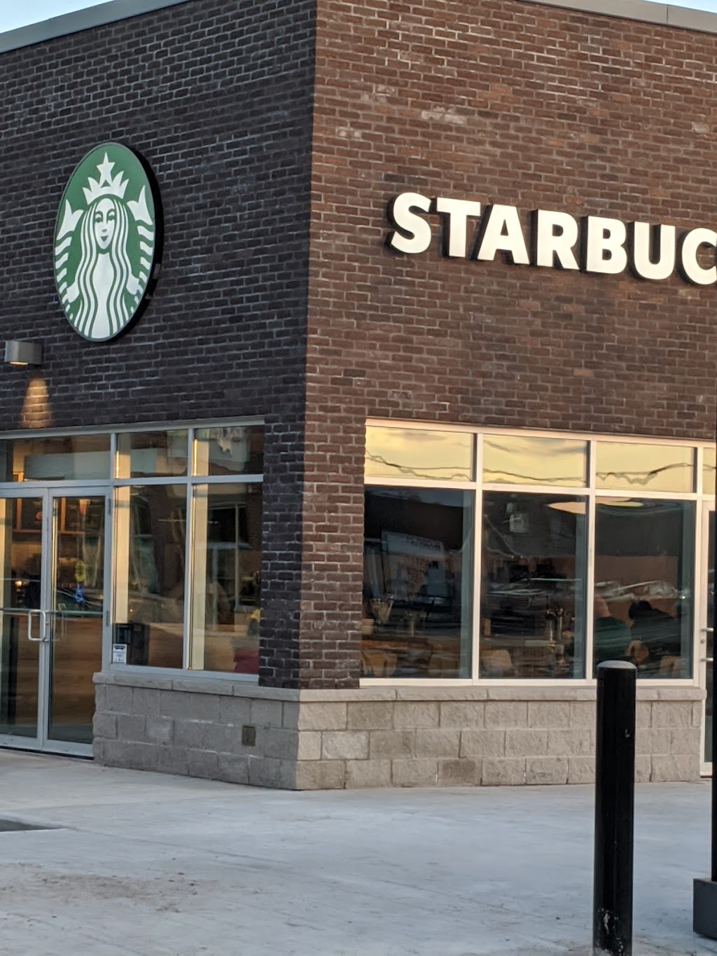 Starbucks | 123 Lombard St, Smiths Falls, ON K7A 5B8, Canada | Phone: (800) 782-7282