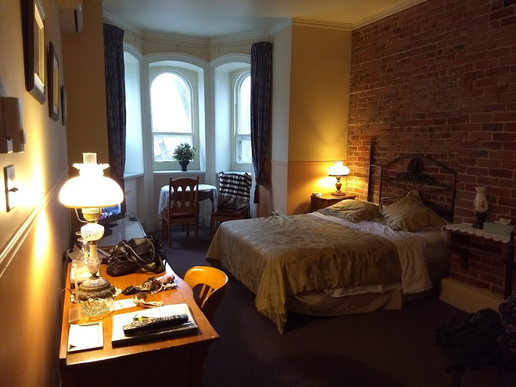 B & B Mon Calme | 549 Grande Allée E, Québec, QC G1R 2J5, Canada | Phone: (877) 983-8379