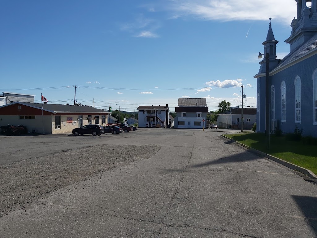 Casse Croûte Le Traiteur | 2 Rue de lÉglise, Sainte-Perpétue, QC G0R 3Z0, Canada | Phone: (418) 359-2717