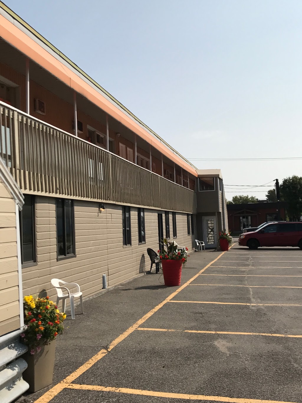 Motel Bellefeuille Inc. | 2070 Rue Bellefeuille, Trois-Rivières, QC G9A 2T6, Canada | Phone: (819) 376-7421