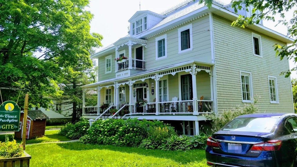 Au Vieux Presbytere Gîte-Berthier-sur-Mer | 30 Rue Principale E, Berthier-sur-Mer, QC G0R 1E0, Canada | Phone: (418) 259-2884