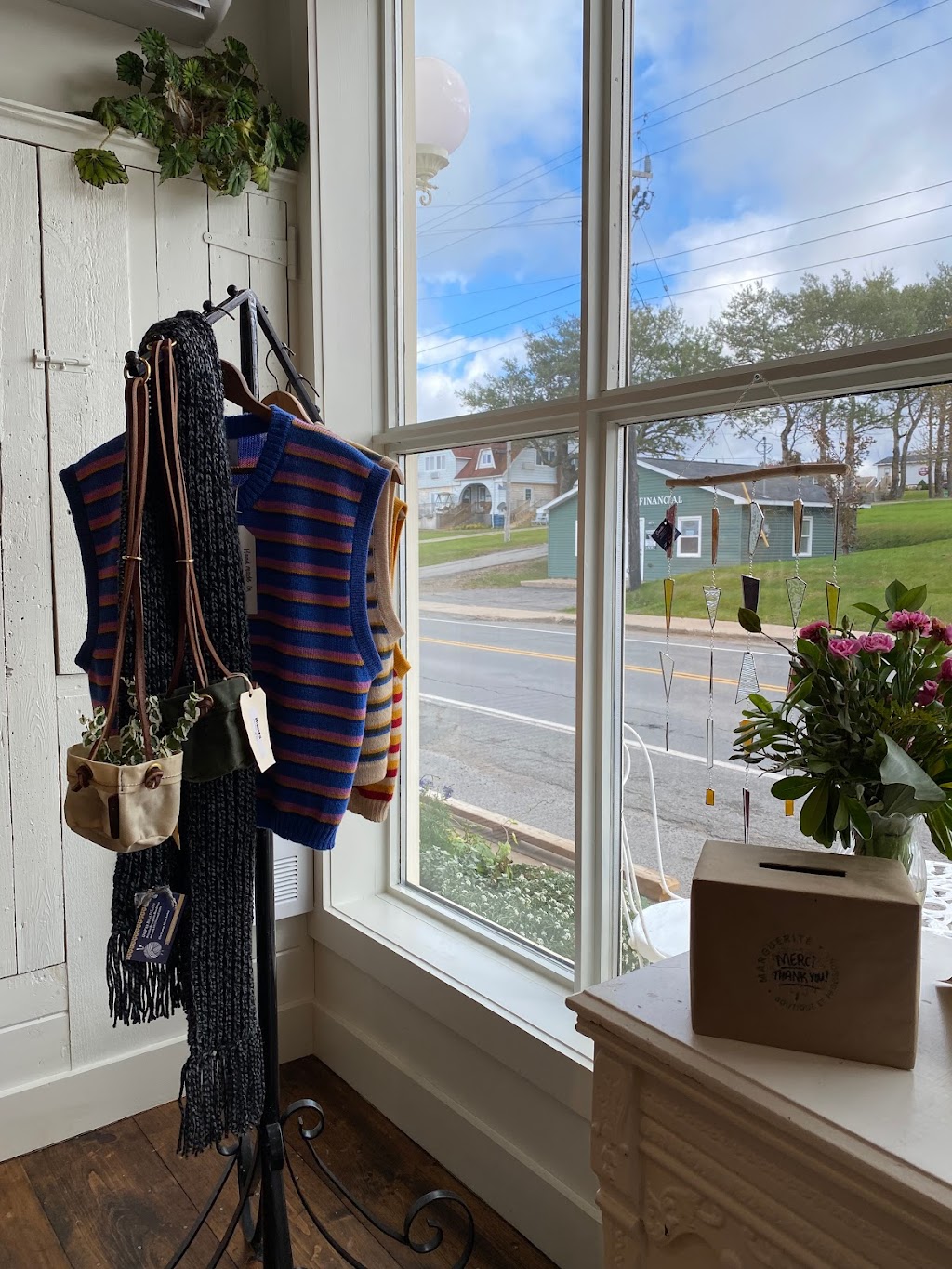 Marguerite boutique et provisions | 15347 Cabot Trail, Chéticamp, NS B0E 1H0, Canada | Phone: (902) 224-2145