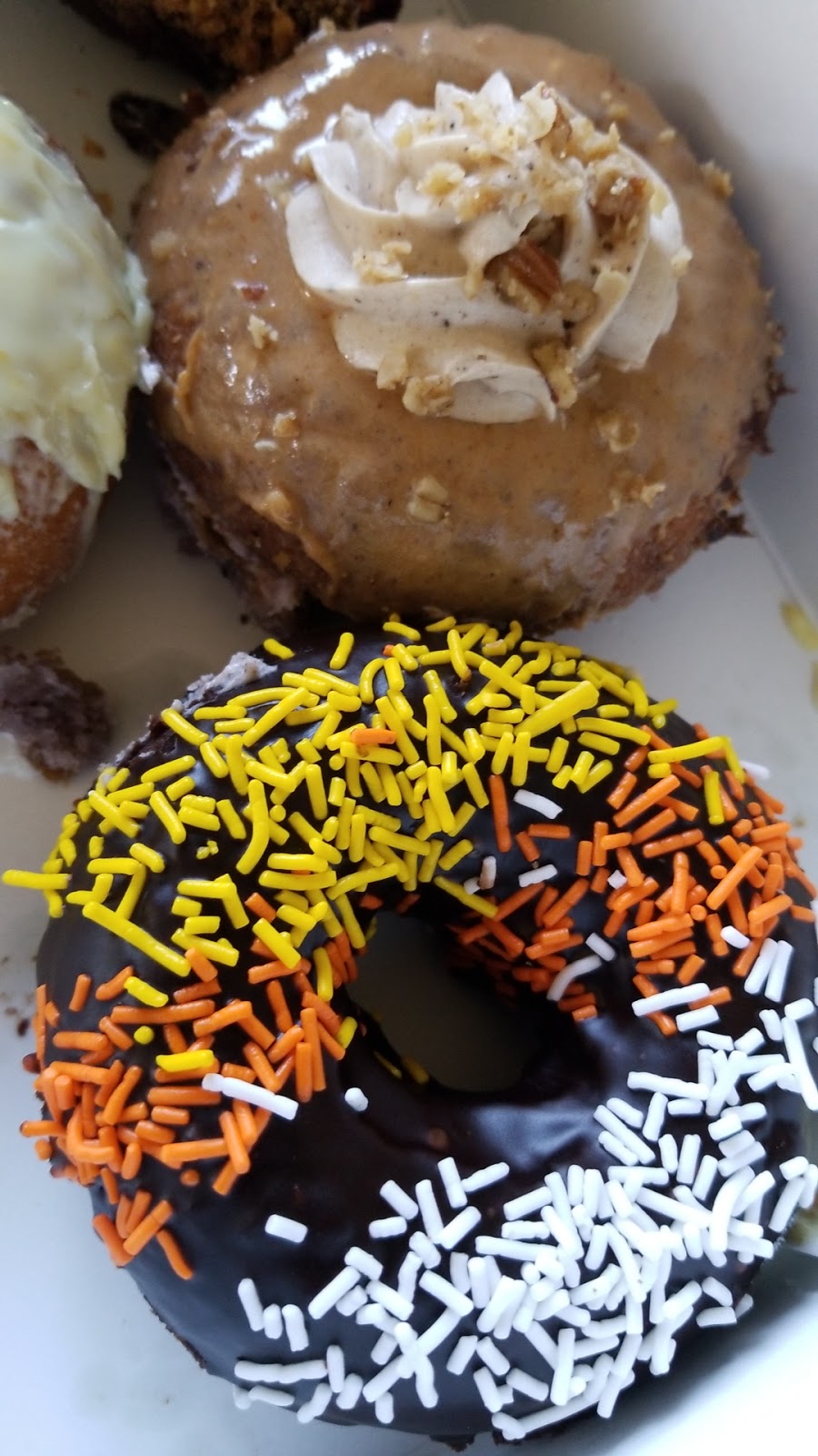 Mavericks Donut Company | 1408 Stittsville Main St #1, Stittsville, ON K2S 1V7, Canada | Phone: (613) 831-7337