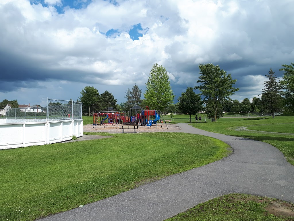 Queenswood Ridge Park | 346 Kennedy Ln E, Orléans, ON K1E 3M3, Canada | Phone: (613) 580-2400