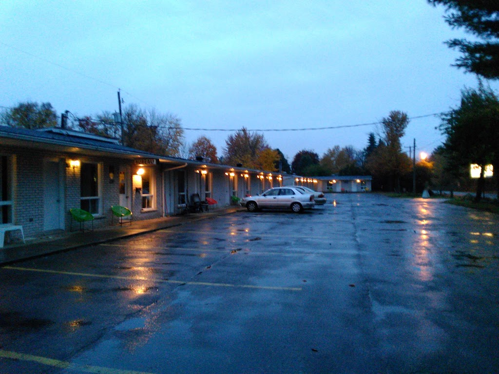 Motel Bonsoir | 120 Chemin du Golf East, Saint-Charles-Borromée, QC J6E 2B6, Canada | Phone: (450) 753-4258