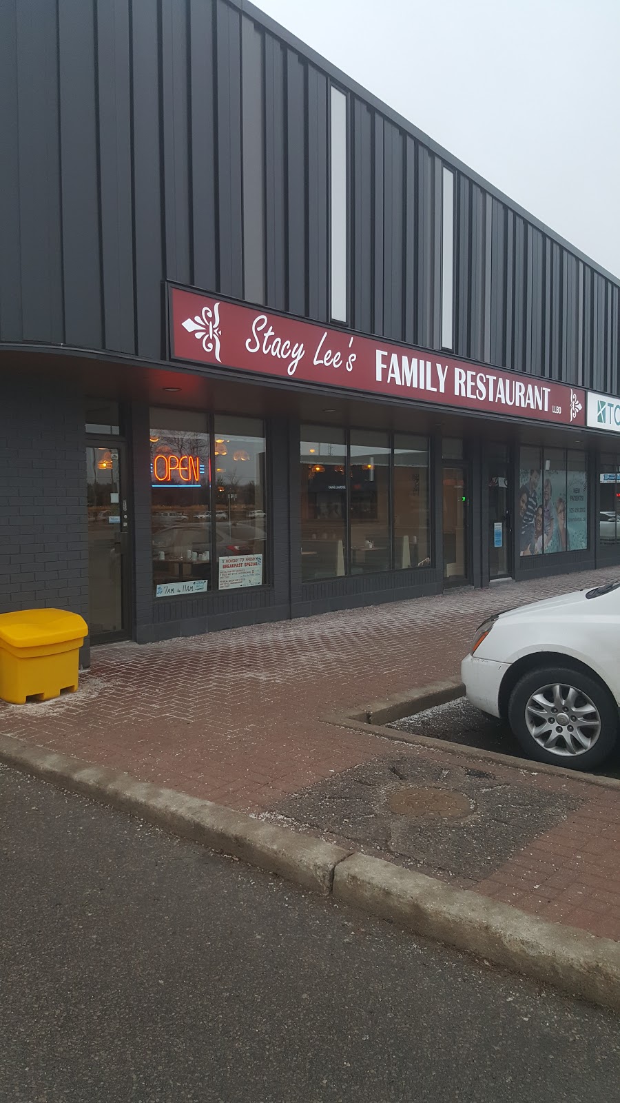 Stacy Lees Family Restaurant | 4 McLaughlin Rd S, Brampton, ON L6Y 3B2, Canada | Phone: (905) 459-4807