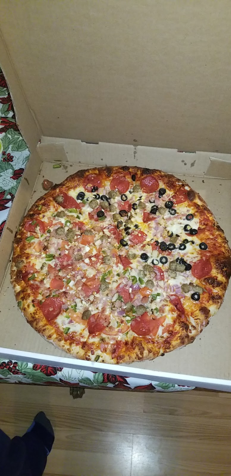 Free Topping Pizza | 17 Queen St, Lakefield, ON K0L 2H0, Canada | Phone: (705) 652-9111