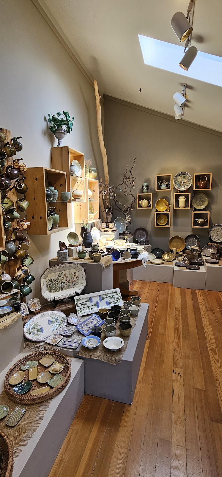 James Pottery | 120 Joyce Rd, Quathiaski Cove, BC V0P 1N0, Canada | Phone: (250) 285-3101