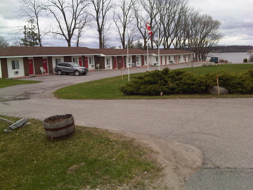 Bayside Motel | 554 Old Highway 2, Trenton, ON K8V 5P5, Canada | Phone: (613) 392-9281