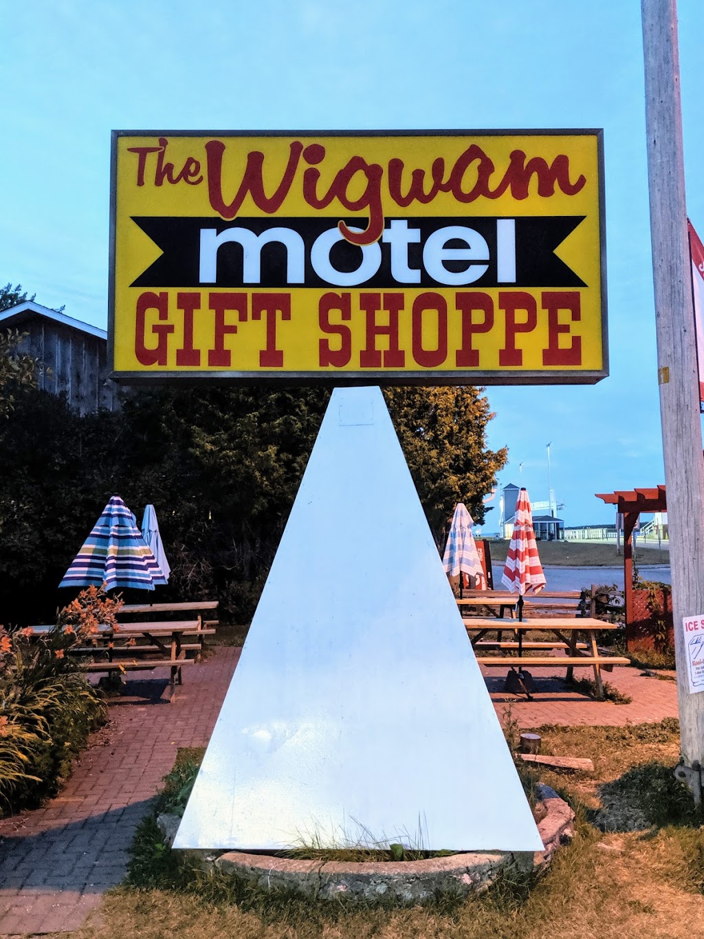 Wigwam Gift Shop & Motel | 14 Water St, South Baymouth, ON P0P 1Z0, Canada | Phone: (705) 859-3646