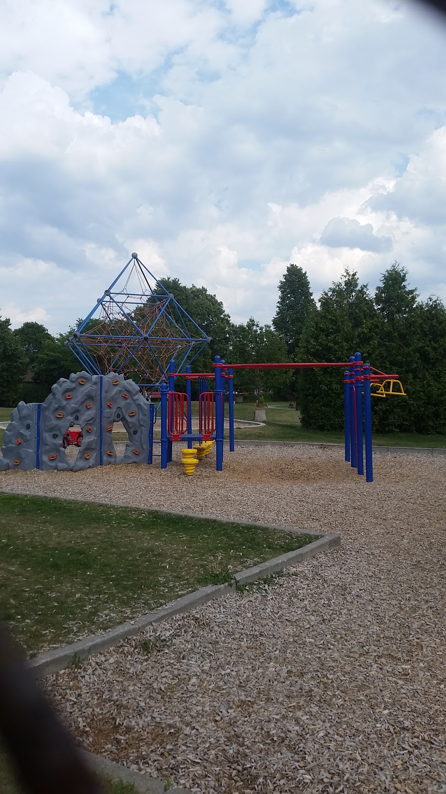 ALLAN J. LEVINE Playground (At Kirwan Park) | 8205 Chemin Mackle, Côte Saint-Luc, QC H4W, Canada