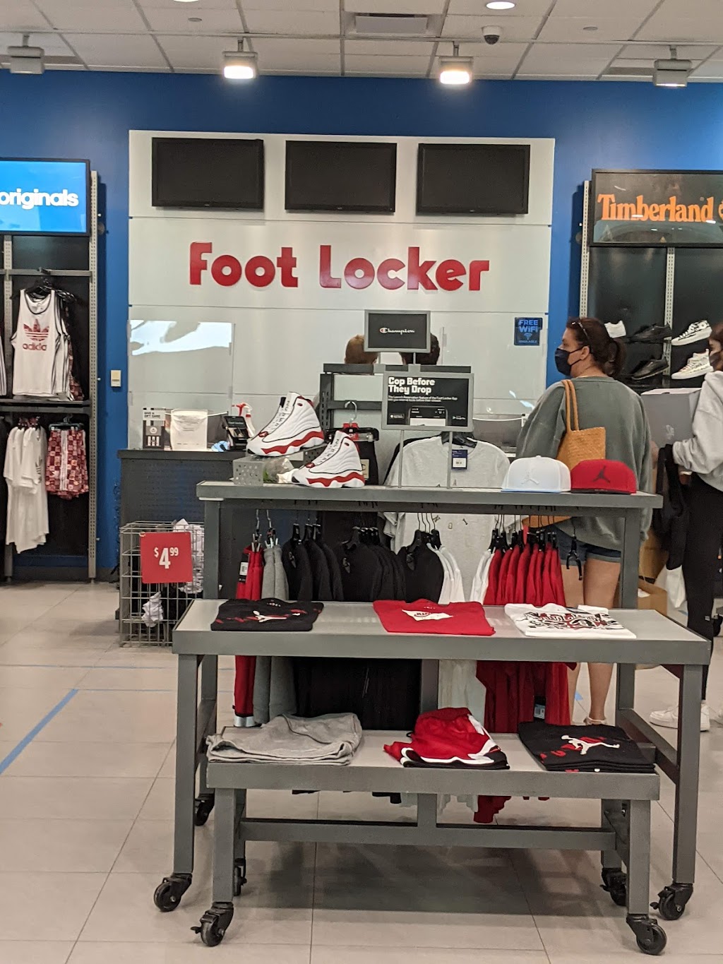 Foot Locker | 900 Maple Avenue Suite Bb44, Burlington, ON L7S 2J8, Canada | Phone: (905) 333-4221