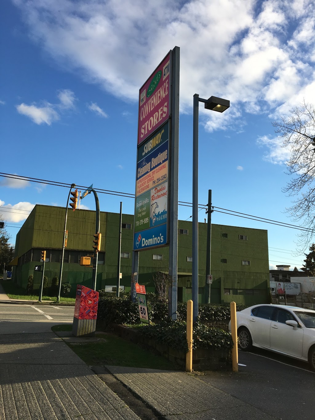 Moets Convenience Store | 2085 Dundas St, Vancouver, BC V5L 1J5, Canada | Phone: (604) 253-4099