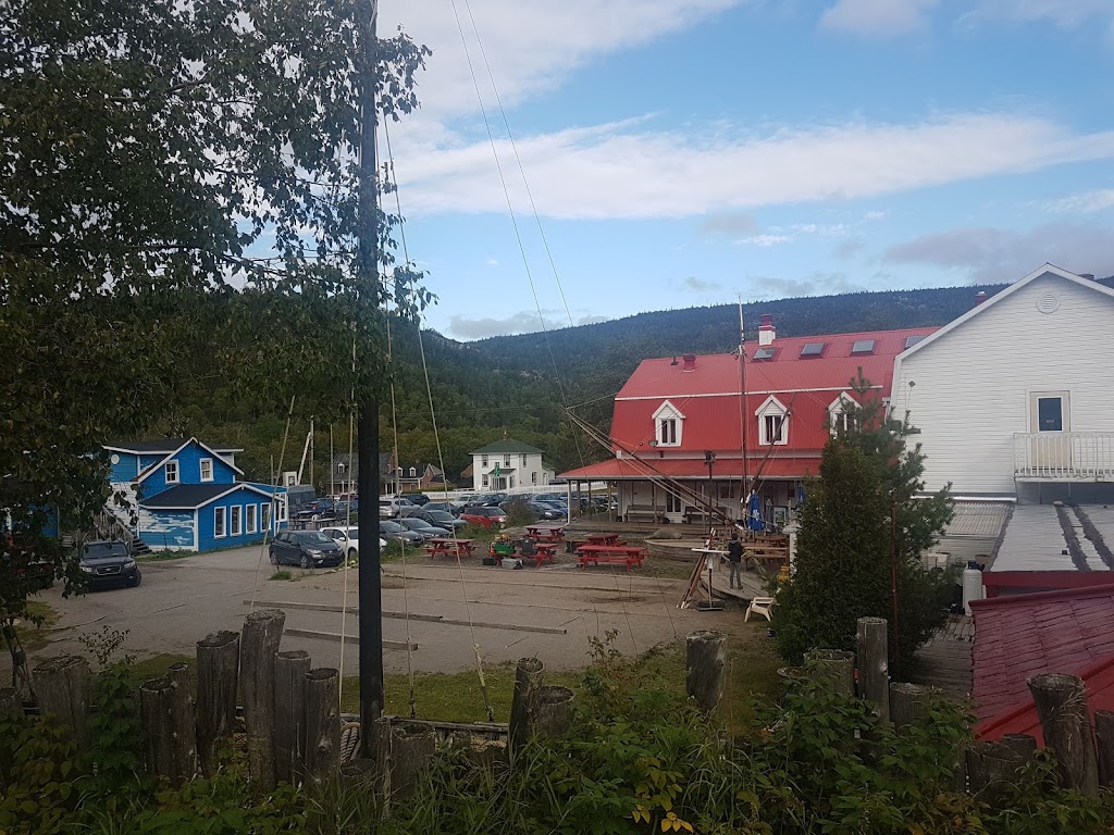 Tadoussac Hostel | 158 Rue du Bateau Passeur, Tadoussac, QC G0T 2A0, Canada | Phone: (418) 235-4372