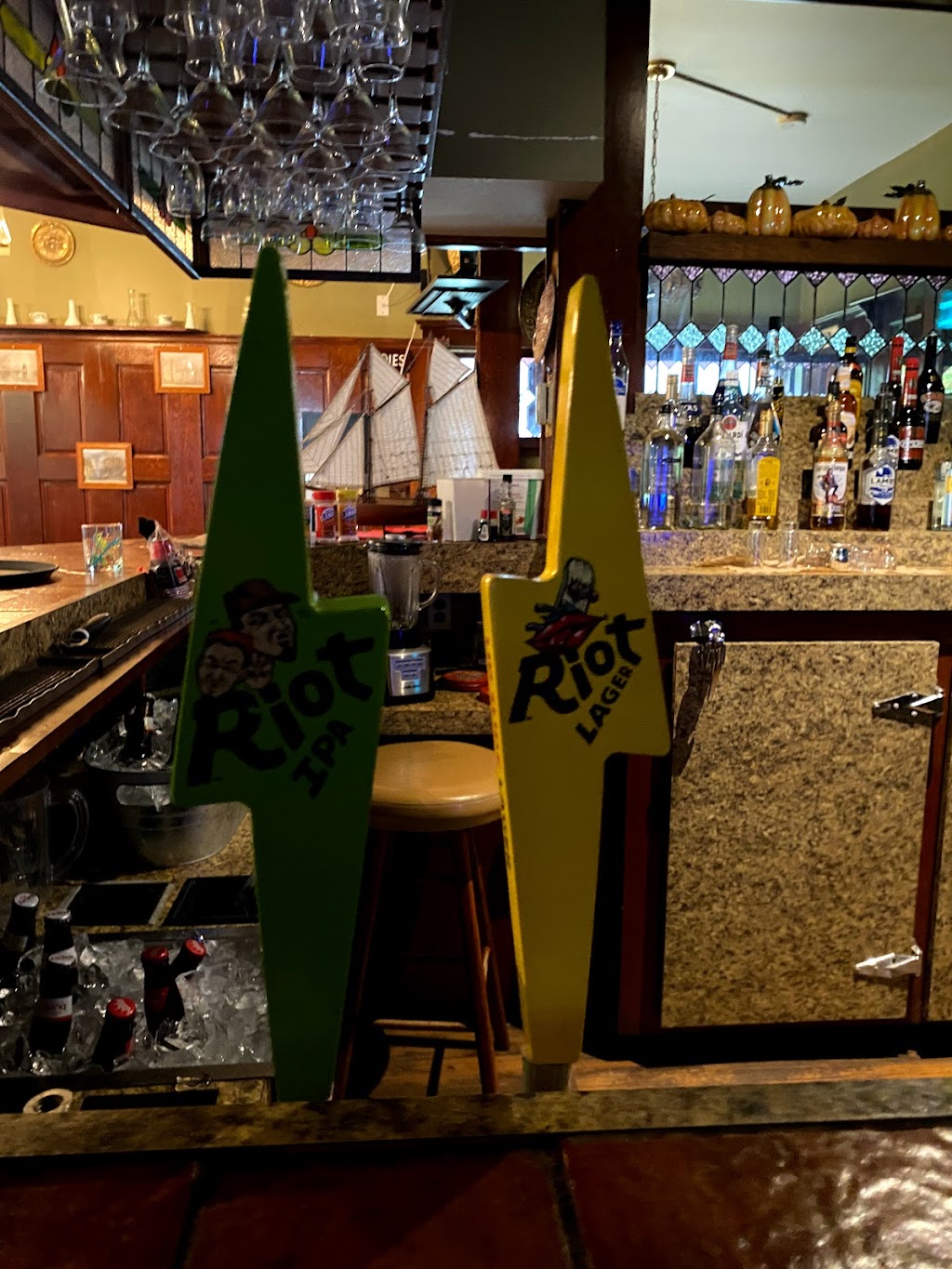 Saltair Neighbourhood Pub | 10519 Knight Rd, Ladysmith, BC V9G 2A9, Canada | Phone: (250) 246-4942